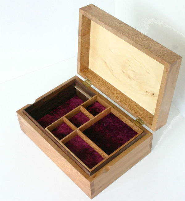 Sieradenkistje van hout met fluwelen voering