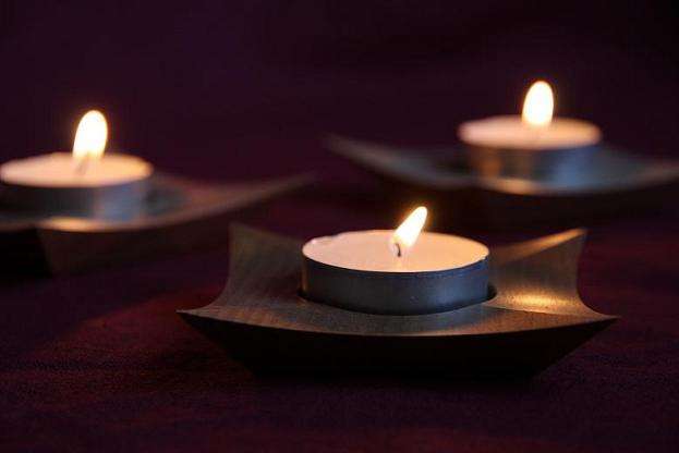 Waxinelichthouders met brandende waxinelichtjes